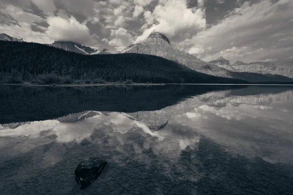 Waterfowl Lake Nascer Sol Com Reflexo Água Montanhas Nuvens Parque — Fotografia de Stock