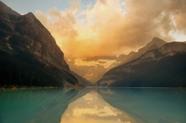 Jezioro Louise Wschodzie Słońca Parku Narodowym Banff Górami Lasami Kanadzie — Zdjęcie stockowe