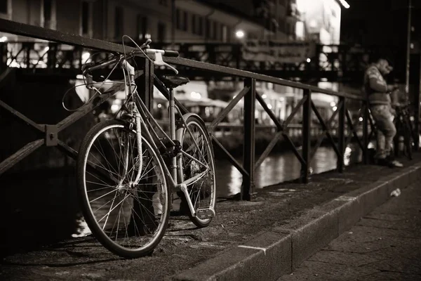밀라노 이탈리아에 그란데 운하의 물가에서 자전거 — 스톡 사진