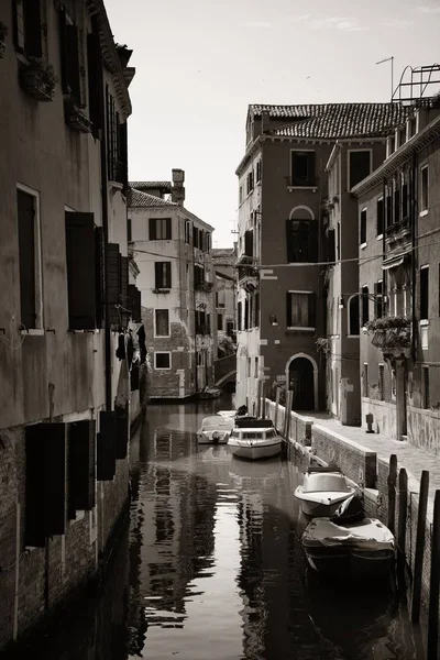 Velencei Csatornára Történelmi Épületek Olaszország — Stock Fotó