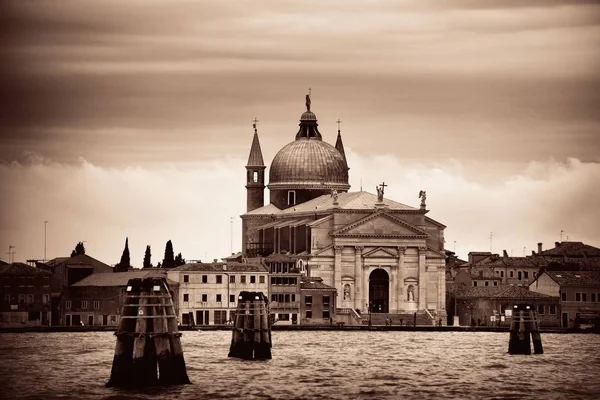 Εκκλησία Πάνω Από Την Θάλασσα Θόλο Στη Βενετία Ιταλία — Φωτογραφία Αρχείου
