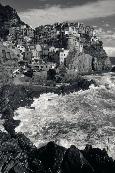 Manarola 地中海与大厦在悬崖在五渔村 意大利 — 图库照片