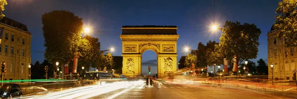 凯旋门和街景全景晚上在巴黎 — 图库照片