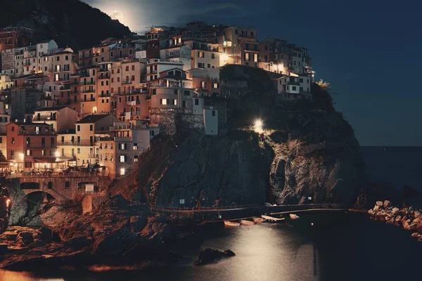 Manarola Con Vistas Mar Mediterráneo Salida Luna Con Edificios Sobre —  Fotos de Stock