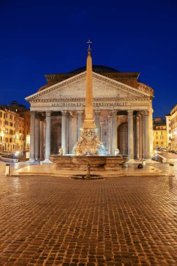 Pantheon adlı gece cadde görünümü, Roma, İtalya.