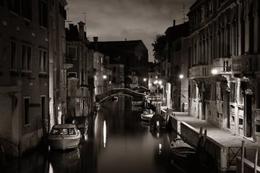 Venedik kanal manzaralı tarihi binalar, İtalya ile gece.