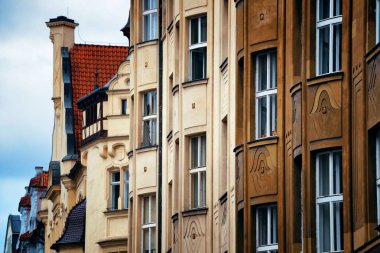 Prag, Çek Cumhuriyeti 'ndeki tarihi binalarla çatısı manzaralı.