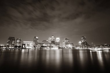Londra 'daki Canary Wharf iş bölgesi Thames Nehri üzerinde gece. 