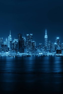 New York 'ta Hudson Nehri üzerinde gece gökdelenleri olan şehir merkezi gökdelenleri
