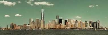 Manhattan şehir merkezi gökdelenleri ile nehir üzerinde.