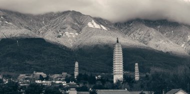 Dali 'nin eski bir kasabasında Cangshan Dağı, Yunnan, Çin' de karla kaplı antik bir tapınak..
