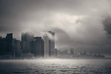 New York'un şehir merkezi iş bölgesinde sisli gün