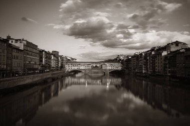 Ponte Vecchio, İtalya, Floransa 'daki Arno nehri üzerinde.