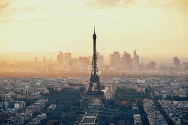 Günbatımında Eyfel Kulesi ile Paris 'in çatı manzarası. 