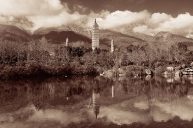Dali 'nin eski kasabasında göl yansıması olan antik tapınak, Yunnan, Çin.