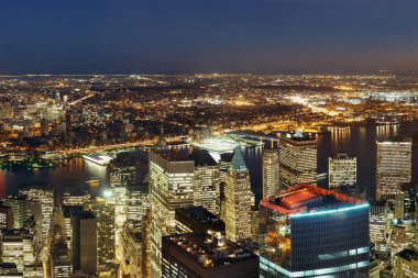 Şehir merkezindeki New York şehrinin çatısı ve gökdelenleri.