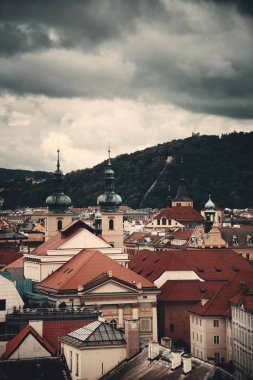 Prag, Çek Cumhuriyeti 'ndeki tarihi binalarla çatısı manzaralı.