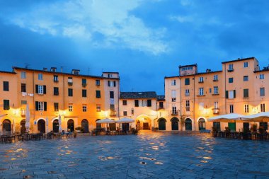 Lucca İtalya 'daki Piazza dell Anfiteatro gece görüşü