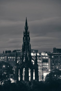 İngiltere 'de Scott Anıtı ve Edinburgh şehir manzarası.
