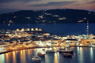 Yel değirmeni ve gece bay Mykonos Adası, Yunanistan.