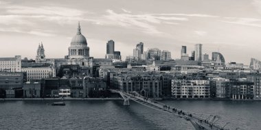 Londra'da ünlü dönüm noktası olarak St Paul Katedrali. 