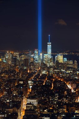 New York City şehir merkezi gökyüzü manzaralı 11 Eylül anma ışığı.