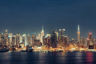 New York 'ta Hudson Nehri üzerinde gece gökdelenleri olan şehir merkezi gökdelenleri