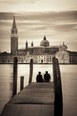 Venedik, İtalya San Giorgio Maggiore Kilisesi önünde severler.