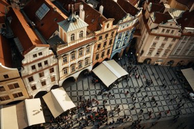 Prag Çek Cumhuriyeti tarihi binalar çatı manzaralı.