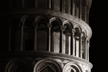 Geceleri Leaning tower Pisa, İtalya.