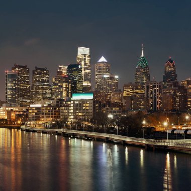 Şehir mimarisi ile Philadelphia gökdelenleri.
