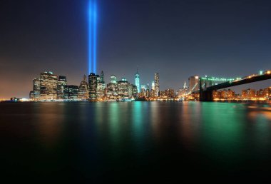 New York Şehri Brooklyn Köprüsü şehir merkezi ve 11 Eylül gecesi haraç.