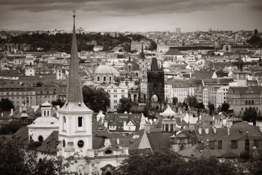 Prag Çek Cumhuriyeti tarihi binalar çatı manzaralı.