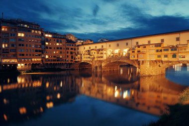 Ponte Vecchio, İtalya, Floransa 'daki Arno nehri üzerinde.