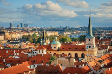 Prag, Çek Cumhuriyeti 'ndeki tarihi binalarla çatısı manzaralı.
