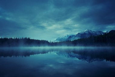 Göl Herbert Sisli sabah buzul dağ ve yansıma Banff National Park, Amerika Birleşik Devletleri
