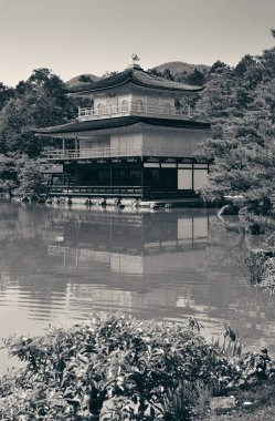 Kyoto, Japonya 'daki tarihi yapısına sahip Kinkaku-ji tapınağı..