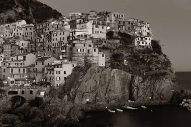 Manarola Akdeniz 'e tepeden bakan Cinque Terre' de gece yarısı binalar inşa etti..