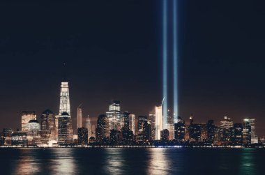New York şehir merkezi şehir mimarisi gece ve 11 Eylül anma ışığı