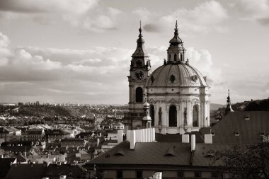 Prag Ufuk Çizgisi Çatı Manzarası Çek Cumhuriyeti 'nde kilise ve kubbe.