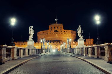 Castel Sant Angelo, İtalya Roma Köprüsü'nde gece ve angel heykeller