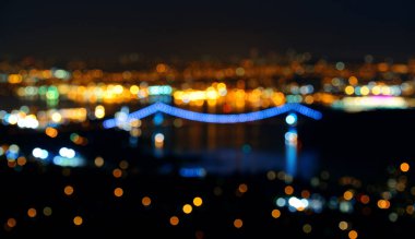 Vancouver şehir gece görünümü, bokeh binalar ve köprü ile.