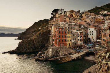 Günbatımında İtalya Cinque Terre 'deki binalarla Riomaggiore rıhtım manzarası.