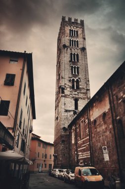 Doğal görünümü eski dar Lucca street İtalya