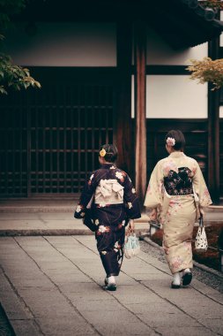 Kyoto, Japonya'nın tarihi bina ile tapınak geleneksel kostümleri Japon kadınlarda.