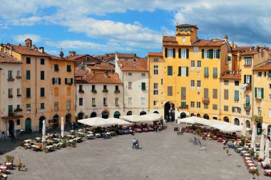 Lucca, İtalya 'daki Piazza dell Anfiteatro