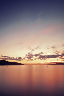 Vancouver, Kanada deniz manzarası ile renkli günbatımı.