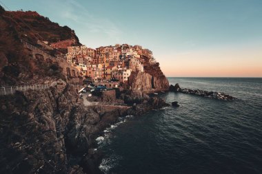 Manarola uçuruma Cinque Terre, İtalya için binalar.