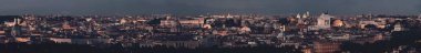 Roma çatı panoramik manzarası ve İtalya antik mimari, gece. 