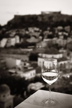 Atina, Yunanistan Akropolis manzaralı çatıdaki yemekte.